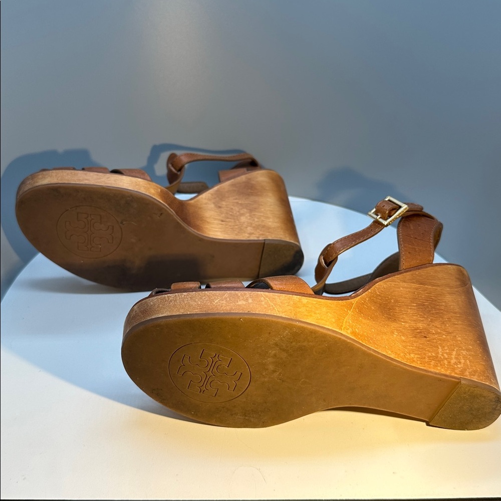 TORY BURCH | LIGHT BROWN | RIVER T BAR | LEATHER | WEDGE SANDALS - Picture 7 of 8